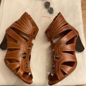 RASOLLI CAMEL BROWN CUT OUT OPEN TOE SHOOTIES. NEW